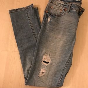 Distressed skinny jeans